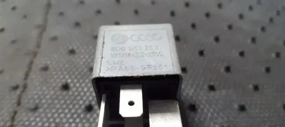 Volkswagen PASSAT B5 Other relay 8D0951253 V23134-J52-X300
