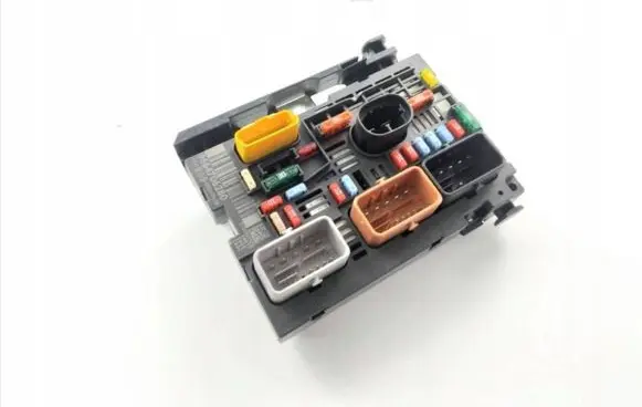 Peugeot 308 Fuse module 9664706280