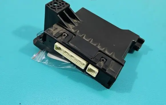 Toyota RAV 4 (XA40) Central body control module 8865042551 IMPRK1563001
