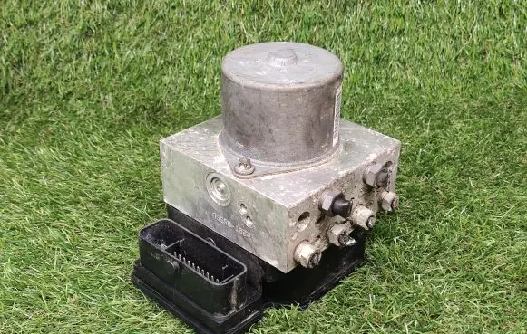 Ford Mondeo Mk III ABS Pump 7G912C405AA