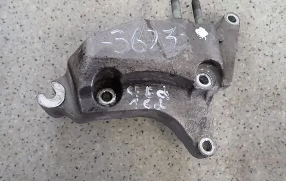 Hyundai i30 Engine mount bracket