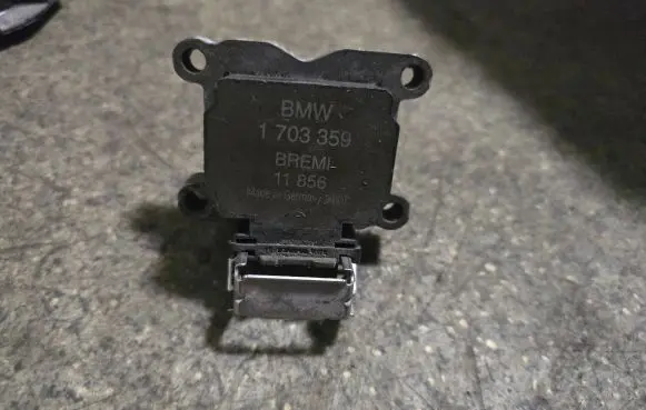 BMW 7 E38 High voltage ignition coil 1703359