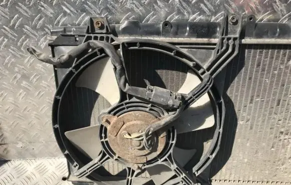Nissan Almera Radiator cooling fan shroud