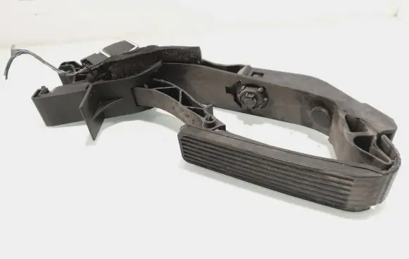Mercedes-Benz E W211 Accelerator throttle pedal A2113000604