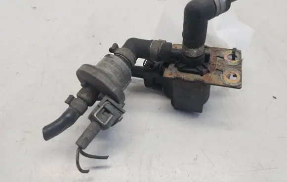 Volkswagen Golf III Vacuum valve 026133517