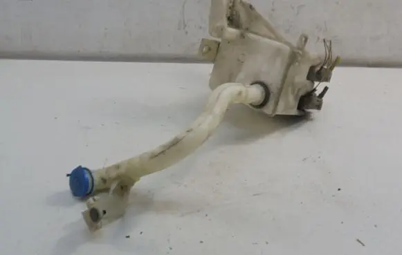 Suzuki Swift I Windshield washer fluid reservoir/tank