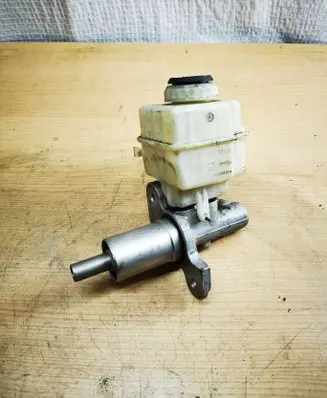 Brake fluid reservoir