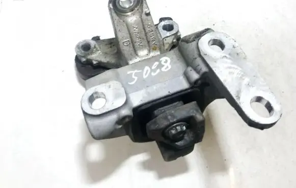 Honda CR-V Engine mount bracket