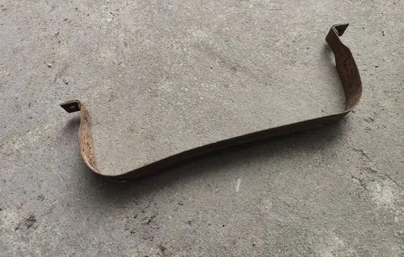 Fuel tank mounting bracket