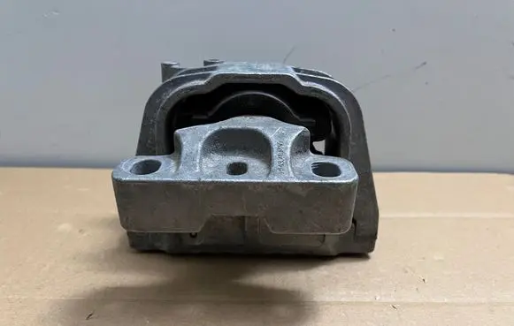 Volkswagen PASSAT B6 Engine mount bracket 1K0199262C
