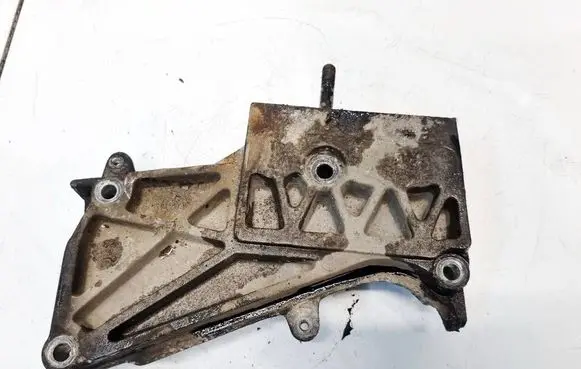Hyundai Trajet Engine mounting bracket
