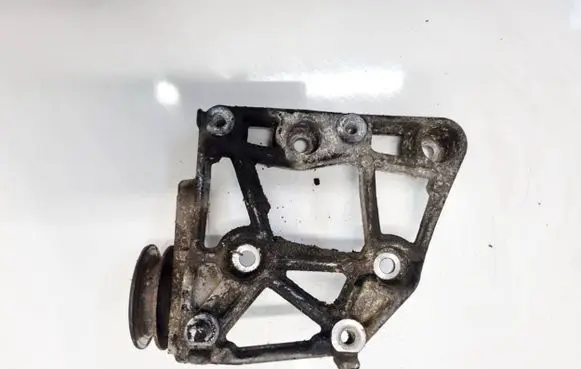 Nissan Almera Tino Engine mounting bracket