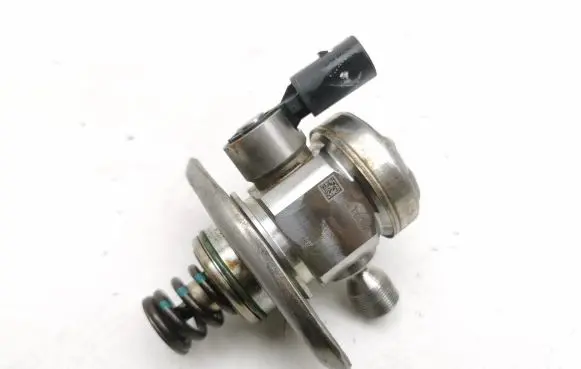 Nissan Qashqai J12 Fuel injection high pressure pump 166303162R