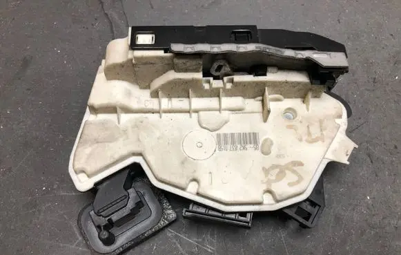 Seat Alhambra (Mk2) Front door lock 5K2837015B