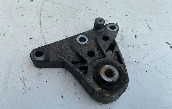 Volvo V60 Engine mounting bracket