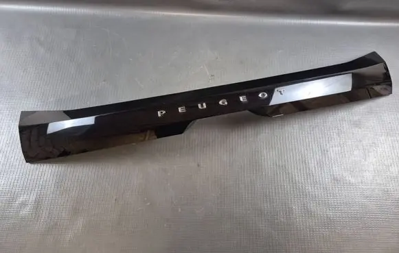 Peugeot 208 II Tailgate trim 9826944480