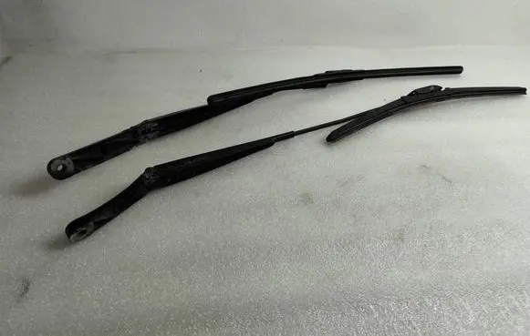 Volkswagen PASSAT B6 Front wiper blade arm 3C1955410B