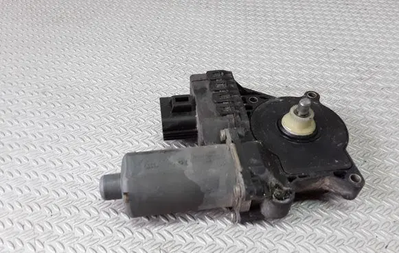 Ford Mondeo Mk III Front door window regulator motor 0130821771