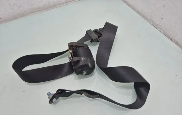 Iveco Daily 3rd gen Front seatbelt 047113