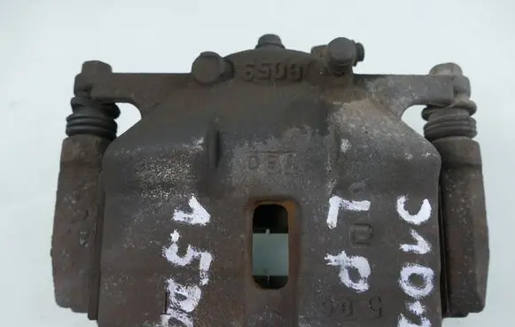 Nissan Qashqai+2 Front brake caliper