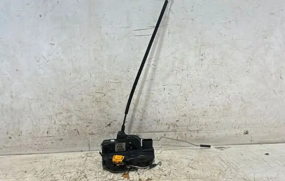 Opel Insignia A Front door lock 13579522