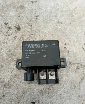 Mercedes-Benz E W211 Charging relay A0025423819 V23132A2001X14