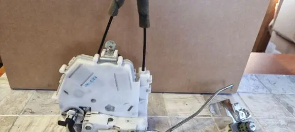 Honda FR-V Front door lock 6D25