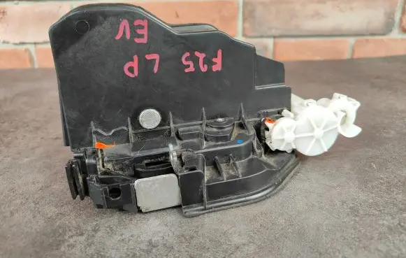 BMW X3 F25 Front door lock 7229461