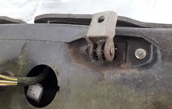 Ford Mondeo MK I Rear door check strap stopper