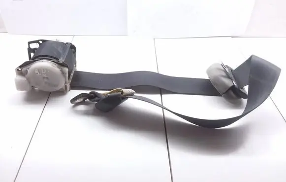 Toyota Avensis Verso Rear seatbelt E40431041