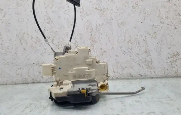Audi A4 S4 B7 8E 8H Front door lock 8E1977015AA