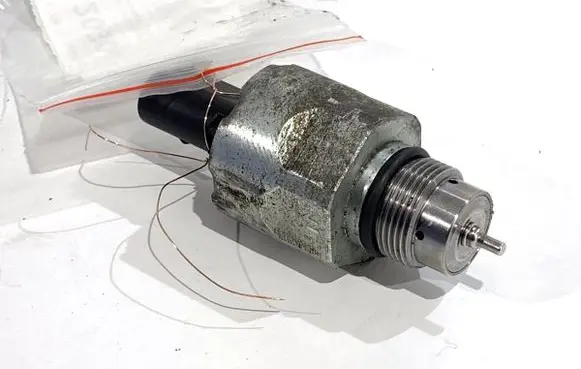 Volkswagen Golf VI Fuel pressure regulator 48B13640A02