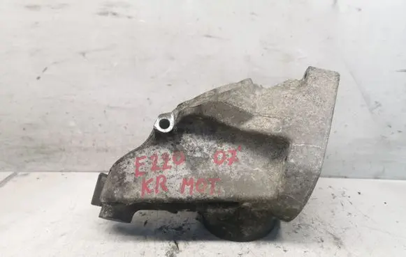 Mercedes-Benz E W211 Engine mounting bracket