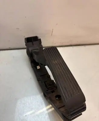Mercedes-Benz E W211 Accelerator throttle pedal A2033010001