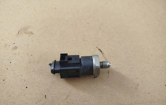 Volkswagen Golf V Fuel pressure sensor 0261545008 06D906051A