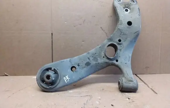 Toyota Prius+ (ZVW40) Front lower control arm/wishbone 