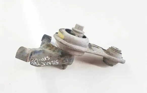 Engine mount vacuum valve