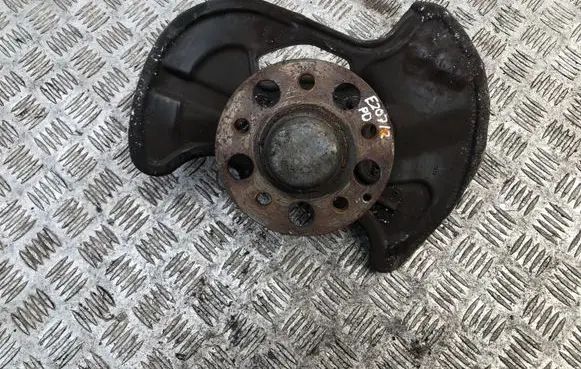 Mercedes-Benz E C207 W207 Front wheel hub