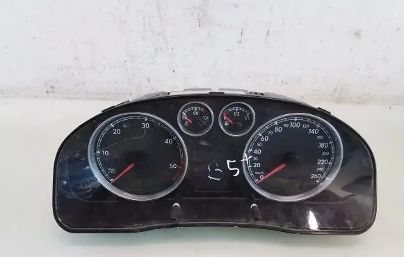 Volkswagen PASSAT B5.5 Speedometer (instrument cluster) 3B0920805A