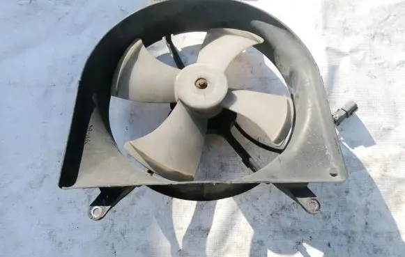 Honda Civic Radiator cooling fan shroud