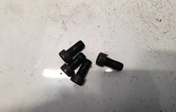 Volkswagen PASSAT B6 Nuts/bolts