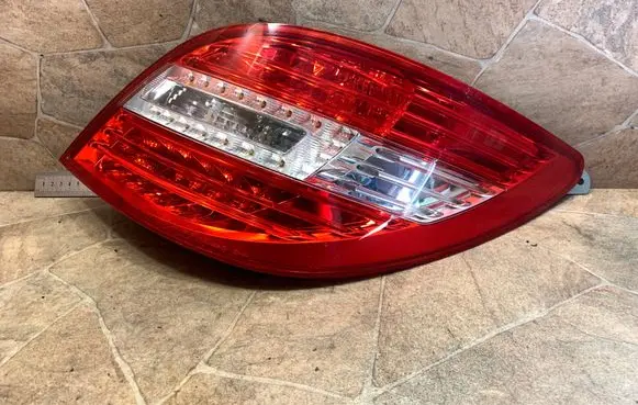 Mercedes-Benz R W251 Rear/tail lights A2518202064