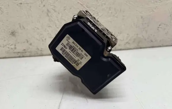 Volkswagen PASSAT B7 ABS Pump 3AA614109BL