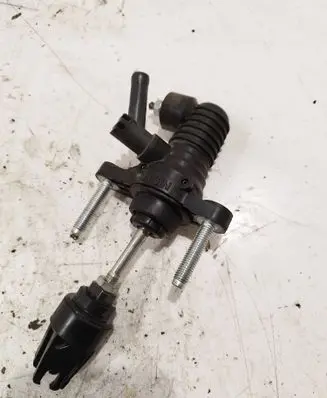 Toyota RAV 4 (XA40) Clutch master cylinder 30823