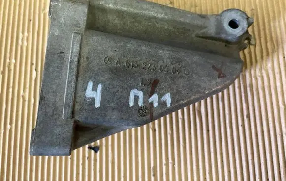 Engine mounting bracket