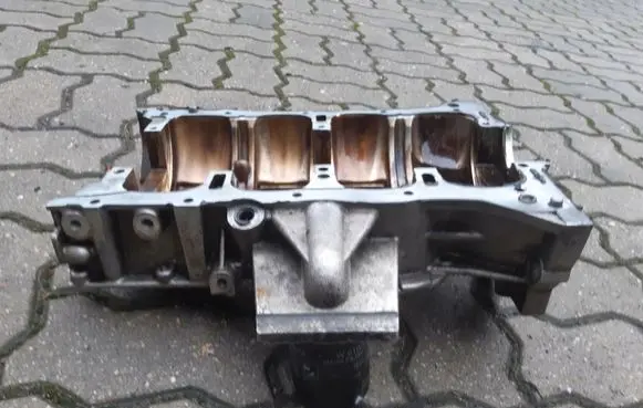Mitsubishi Lancer VIII Oil filter mounting bracket