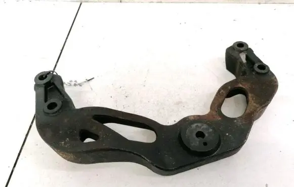 Ford Mondeo MK II Engine mounting bracket