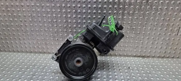 Mercedes-Benz E C207 W207 Power steering pump S25136173 A0064661501