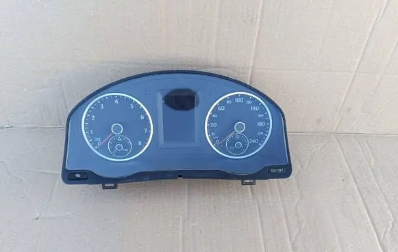 Volkswagen Tiguan Speedometer (instrument cluster) 5N0920871A