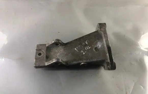 Mitsubishi Pajero Pinin Engine mounting bracket